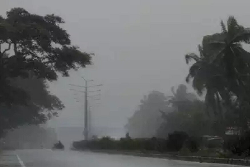 বুধবার কলকাতা-সহ দক্ষিণবঙ্গে কালবৈশাখীর সম্ভাবনা। আগামিকাল উত্তরবঙ্গে ঝড়-বৃষ্টির পরিমাণ বাড়বে। শুক্রবার রাজ্যজুড়ে ঝড় বৃষ্টির সম্ভাবনা। বাতাসে জলীয় বাষ্প বেশি থাকায় আর্দ্রতা জনিত অস্বস্তি থাকবে। মধ্যপ্রদেশ থেকে আসাম পর্যন্ত নিম্নচাপ অক্ষরেখা। অক্ষরেখা ছত্রিশগড় ঝাড়খন্ড এবং গাঙ্গেয় পশ্চিমবঙ্গের উপর দিয়ে বিস্তৃত।এর জেরেই প্রচুর জলীয় বাষ্প যুক্ত বাতাস ঢুকছে রাজ্যে। এরজেরেই বজ্রগর্ভ মেঘ হয়ে ঝড় বৃষ্টির সম্ভাবনা। বুধবার কলকাতা-সহ দক্ষিণবঙ্গে কালবৈশাখীর সম্ভাবনা। আগামিকাল উত্তরবঙ্গে ঝড়-বৃষ্টির পরিমাণ বাড়বে। শুক্রবার রাজ্যজুড়ে ঝড় বৃষ্টির সম্ভাবনা। বাতাসে জলীয় বাষ্প বেশি থাকায় আর্দ্রতা জনিত অস্বস্তি থাকবে। মধ্যপ্রদেশ থেকে আসাম পর্যন্ত নিম্নচাপ অক্ষরেখা। অক্ষরেখা ছত্রিশগড় ঝাড়খন্ড এবং গাঙ্গেয় পশ্চিমবঙ্গের উপর দিয়ে বিস্তৃত।এর জেরেই প্রচুর জলীয় বাষ্প যুক্ত বাতাস ঢুকছে রাজ্যে। এরজেরেই বজ্রগর্ভ মেঘ হয়ে ঝড় বৃষ্টির সম্ভাবনা।