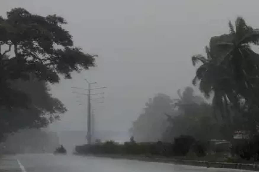 সন্ধে বা রাতের দিকে বৃষ্টির সঙ্গে হালকা ঝড়ো হাওয়া বইতে পারে কলকাতা, হাওড়া, হুগলি, পশ্চিম মেদিনীপুর জেলাগুলিতেও।মঙ্গলবার রাত ও বুধবার ভোরে উপকূলের জেলাগুলিতে ঝড় বৃষ্টির পরিমাণ আরো বাড়বে। সকালের দিকে তা ১০ মিটার প্রতি ঘন্টায় পৌঁছে যাবে বিকেলের দিকে অর্থাৎ ঘূর্ণিঝড় আছড়ে পড়ার সময় উত্তর ও দক্ষিণ ২৪ পরগনা এবং পূর্ব মেদিনীপুরে ঘণ্টায় গতিবেগ ১৯৫ কিলোমিটার হওয়ার সম্ভাবনা। সন্ধে বা রাতের দিকে বৃষ্টির সঙ্গে হালকা ঝড়ো হাওয়া বইতে পারে কলকাতা, হাওড়া, হুগলি, পশ্চিম মেদিনীপুর জেলাগুলিতেও।মঙ্গলবার রাত ও বুধবার ভোরে উপকূলের জেলাগুলিতে ঝড় বৃষ্টির পরিমাণ আরো বাড়বে। সকালের দিকে তা ১০ মিটার প্রতি ঘন্টায় পৌঁছে যাবে বিকেলের দিকে অর্থাৎ ঘূর্ণিঝড় আছড়ে পড়ার সময় উত্তর ও দক্ষিণ ২৪ পরগনা এবং পূর্ব মেদিনীপুরে ঘণ্টায় গতিবেগ ১৯৫ কিলোমিটার হওয়ার সম্ভাবনা।