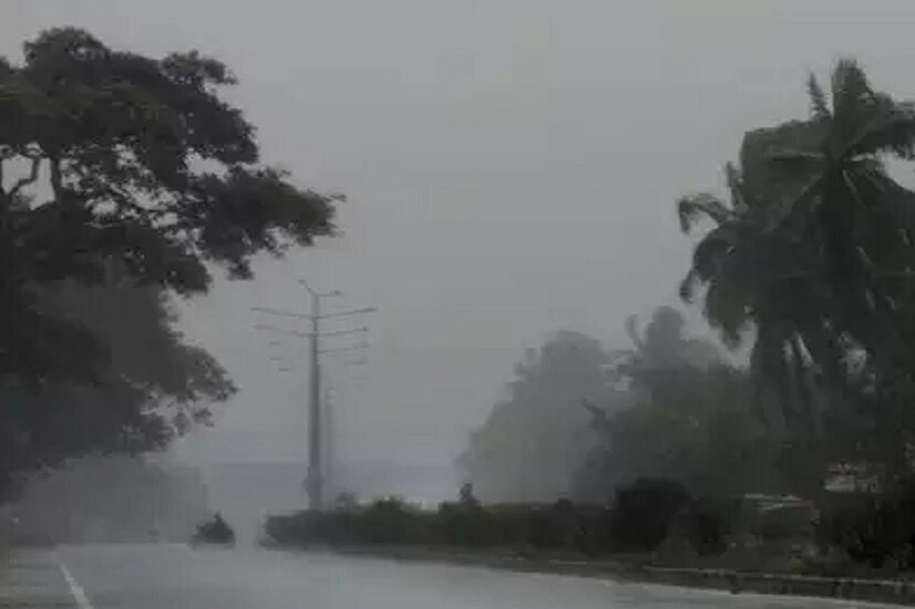 দক্ষিণ আন্দামান সাগরের নিম্নচাপ একই জায়গায় অবস্থান করছে। দক্ষিণ আন্দামান সাগর ও সংলগ্ন দক্ষিণ-পূর্ব বঙ্গোপসাগরে অবস্থান করছে নিম্নচাপ, সঙ্গে রয়েছে একটি ঘূর্ণাবর্ত। আপাতত ৪ দিন ওই এলাকাতেই অবস্থান করবে নিম্নচাপ এমনই অভিমত আবহাওয়াবিদদের। এখনও ঘূর্ণিঝড় হওয়ার কোন ও সম্ভাবনার কথা জানায়নি আবহাওয়া দফতর।