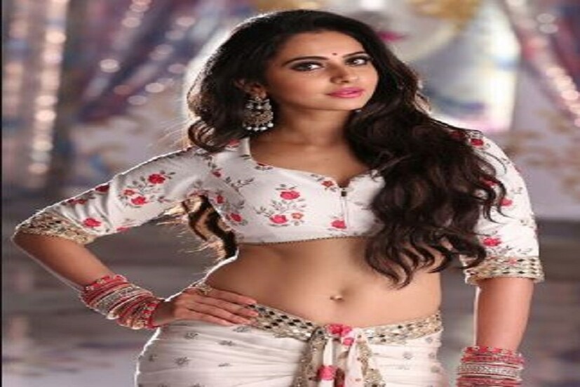 বলিউডের উঠতি নায়িকা রকুলপ্রীত সিংয়ের রূপে মজে তাঁর লম্বা ফ্যান -ফলোয়াররা ৷ তবে বাকিদের মতো এখন কোয়ারেন্টাইনে কাটাচ্ছেন রকুলপ্রীত ৷ আর সেখান থেকেই সামনে এল এমন জিনিস যাতে ক্লিন বোল্ড তাঁর ফ্যান ফলোয়াররা ৷ Photo- File