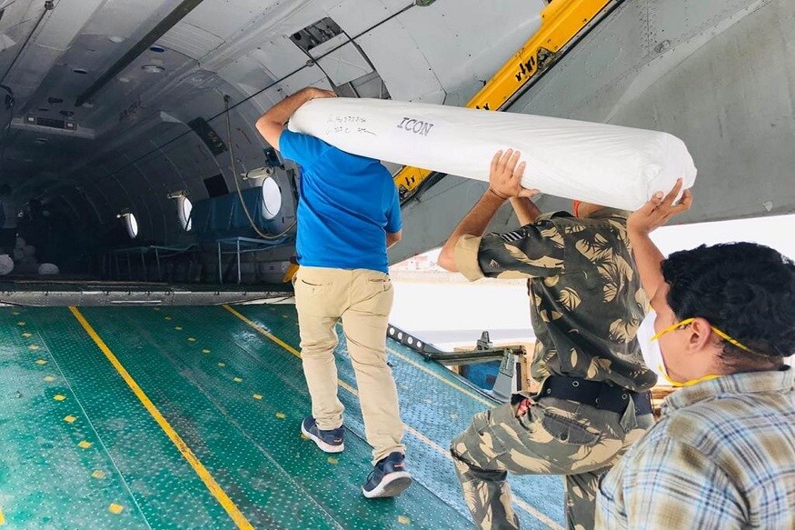 ভারতীয় বায়ুসেনা গত কয়েকদিন ধরে দেশের বিভিন্ন প্রান্তে পৌঁছে দিচ্ছে চিকিৎসা সরঞ্জাম, চিকিৎসক, নিত্য প্রয়োজনীয় জিনিস। মহারাষ্ট্র, তেলেঙ্গানা, কেরালা, জম্মু-কাশ্মীর, নাগাল্যান্ড, লাদাখ বিভিন্ন নোডাল পয়েন্ট যুদ্ধকালীন তৎপরতায় সবকিছু পৌঁছে দিচ্ছে ভারতীয় বায়ুসেনা। (তথ্য ও ছবি- অর্ণব হাজরা) ভারতীয় বায়ুসেনা গত কয়েকদিন ধরে দেশের বিভিন্ন প্রান্তে পৌঁছে দিচ্ছে চিকিৎসা সরঞ্জাম, চিকিৎসক, নিত্য প্রয়োজনীয় জিনিস। মহারাষ্ট্র, তেলেঙ্গানা, কেরালা, জম্মু-কাশ্মীর, নাগাল্যান্ড, লাদাখ বিভিন্ন নোডাল পয়েন্ট যুদ্ধকালীন তৎপরতায় সবকিছু পৌঁছে দিচ্ছে ভারতীয় বায়ুসেনা। (তথ্য ও ছবি- অর্ণব হাজরা)