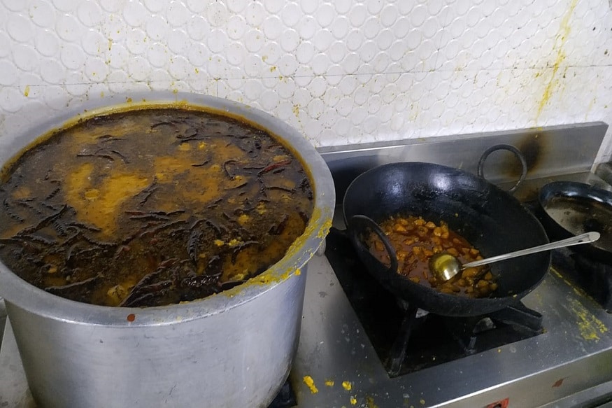 বছরভর সুস্বাদু ডিশ তৈরির হেঁশেল আজ ম ম করছে খিচুড়ি সুগন্ধে। মোট ৪টি বড় ওভেনে চলছে রান্না। সকাল ন'টা থেকে সন্ধ্যা ৬টা পর্যন্ত ওভেন ব্যস্ত। প্রতিদিন ৫০ কেজি চাল, ৫০ কেজি ডাল, ১ ক্যুইন্টাল আলু ও অন্যান্য সবজি সমাহারে তৈরি হচ্ছে খিচুড়ি। তথ্য ও ছবি- অর্ণব হাজরা বছরভর সুস্বাদু ডিশ তৈরির হেঁশেল আজ ম ম করছে খিচুড়ি সুগন্ধে। মোট ৪টি বড় ওভেনে চলছে রান্না। সকাল ন'টা থেকে সন্ধ্যা ৬টা পর্যন্ত ওভেন ব্যস্ত। প্রতিদিন ৫০ কেজি চাল, ৫০ কেজি ডাল, ১ ক্যুইন্টাল আলু ও অন্যান্য সবজি সমাহারে তৈরি হচ্ছে খিচুড়ি। তথ্য ও ছবি- অর্ণব হাজরা