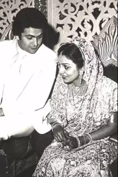 • ‘জহরলীলা ইনসান’ ছবির সময় সদ্যই ঋষির প্রেম ভেঙেছে । ১৯৭৩ সালে মুক্তি পায় রাজ কাপুরের ‘ববি’ । লিড রোলে ঋষির প্রথম সিনেমা, বিপোরীতে ডিম্পল কাপাডিয়া। ডিম্পল তখন রাজেশ খান্নার ঘরণী । কিন্তু ‘ববি’ মুক্তির পরেই ঋষি আর ডিম্পলের সম্পর্ক নিয়ে গুঞ্জন ছড়িয়ে পড়ে । তখনকার বিখ্যাত ফিল্ম ম্যাগাজিন ‘স্টারডাস্ট’-এ সে কথা বড় করে ছাপা হয় । এতেই রাগে, দুঃখে ঋষিকে ছেড়ে চলে যান ইয়াসমিন । তখন নিতুর সাহায্যে ইয়াসমিনের সঙ্গে সম্পর্ক বজায় রাখেন ঋষি । তাঁকে টেলিগ্রাম করতে সাহায্য করতেন নিতু । • ‘জহরলীলা ইনসান’ ছবির সময় সদ্যই ঋষির প্রেম ভেঙেছে । ১৯৭৩ সালে মুক্তি পায় রাজ কাপুরের ‘ববি’ । লিড রোলে ঋষির প্রথম সিনেমা, বিপোরীতে ডিম্পল কাপাডিয়া। ডিম্পল তখন রাজেশ খান্নার ঘরণী । কিন্তু ‘ববি’ মুক্তির পরেই ঋষি আর ডিম্পলের সম্পর্ক নিয়ে গুঞ্জন ছড়িয়ে পড়ে । তখনকার বিখ্যাত ফিল্ম ম্যাগাজিন ‘স্টারডাস্ট’-এ সে কথা বড় করে ছাপা হয় । এতেই রাগে, দুঃখে ঋষিকে ছেড়ে চলে যান ইয়াসমিন । তখন নিতুর সাহায্যে ইয়াসমিনের সঙ্গে সম্পর্ক বজায় রাখেন ঋষি । তাঁকে টেলিগ্রাম করতে সাহায্য করতেন নিতু ।