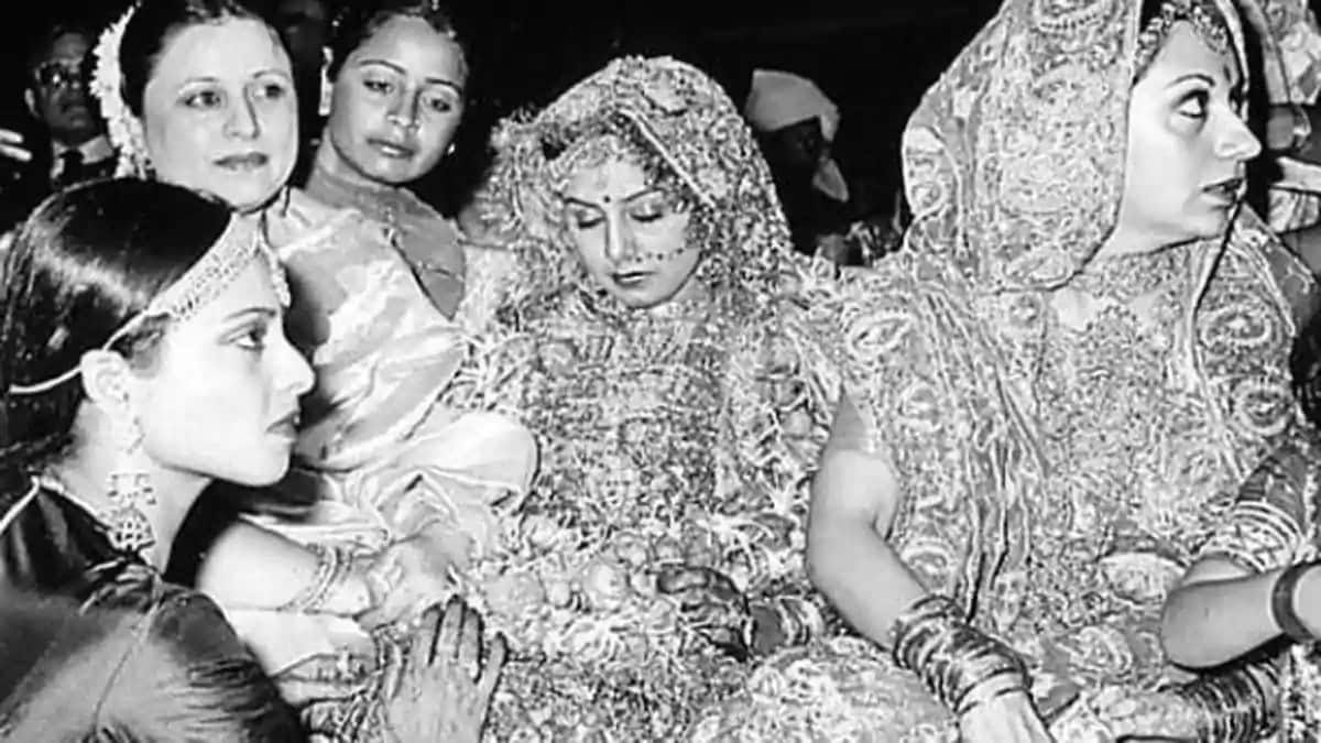 • ধীরে ধীরে ঋষি বুঝতে পারেন নিতুই তাঁর জীবনের সেই মানুষ, যে সামনে না থাকলে তাঁকে মিস করেন তিনি । শুধু মিস করছি এই কথাটা জানাতে ইউরোপ থেকে কাশ্মীরে নিতুকে টেলিগ্রাম করেছিলেন ঋষি । • ধীরে ধীরে ঋষি বুঝতে পারেন নিতুই তাঁর জীবনের সেই মানুষ, যে সামনে না থাকলে তাঁকে মিস করেন তিনি । শুধু মিস করছি এই কথাটা জানাতে ইউরোপ থেকে কাশ্মীরে নিতুকে টেলিগ্রাম করেছিলেন ঋষি ।