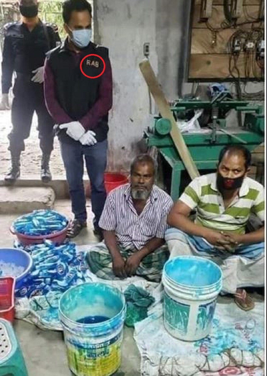 এই ছবি যা নিয়ে এত উত্তাল ভারতীয় নেটিজেনরা সেটা আদৌ আসলে ভারতের ছবিই নয় ৷ কারণ দুই ব্যক্তির পিছনে যাঁরা দাঁড়িয়ে আছেন তাদের একজনের জামায় RAB লেখা আছে ৷ যেটা আসলে র্যাপিড অ্যাকশন ব্যাটিলিয়ন সেটা বাংলাদেশের ৷ এটি এলিট ক্রাইম ও অ্যান্টি টেরোরিজম ইউনিট বাংলাদেশের ৷ Photo Courtesy- Facebook এই ছবি যা নিয়ে এত উত্তাল ভারতীয় নেটিজেনরা সেটা আদৌ আসলে ভারতের ছবিই নয় ৷ কারণ দুই ব্যক্তির পিছনে যাঁরা দাঁড়িয়ে আছেন তাদের একজনের জামায় RAB লেখা আছে ৷ যেটা আসলে র্যাপিড অ্যাকশন ব্যাটিলিয়ন সেটা বাংলাদেশের ৷ এটি এলিট ক্রাইম ও অ্যান্টি টেরোরিজম ইউনিট বাংলাদেশের ৷ Photo Courtesy- Facebook