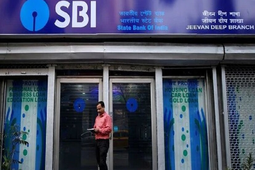 করোনা ভাইরাসের জেরে গোটা দেশে লকডাউন চলছে ৷ এরকম পরিস্থিতিতে রিজার্ভ ব্যাঙ্ক সমস্ত সংস্থাকে অনুমতি দিয়েছে ইএমআই দেওয়ার সময়সীমা বাড়ানোর ৷ আরবিআই-এর পরামর্শর পর সরকারি ব্যাঙ্কের পাশাপাশি বেসরকারি ব্যাঙ্কগুলি এর সুবিধা গ্রাহকদের দিচ্ছে ৷