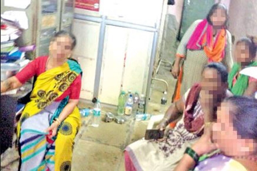 * এক স্বেচ্ছাসেবী সংস্থা থেকে তাদের খাবারের ব্যবস্থা করা হয়েছে৷ ওই এনজিও-র পক্ষ থেকে জানানো হয়েছে যে তারা খাদ্য সরবরাহ না করলে কোনওভাবে খাবার জুটবে না এই দেহব্যবসায়ীদের৷ * এক স্বেচ্ছাসেবী সংস্থা থেকে তাদের খাবারের ব্যবস্থা করা হয়েছে৷ ওই এনজিও-র পক্ষ থেকে জানানো হয়েছে যে তারা খাদ্য সরবরাহ না করলে কোনওভাবে খাবার জুটবে না এই দেহব্যবসায়ীদের৷