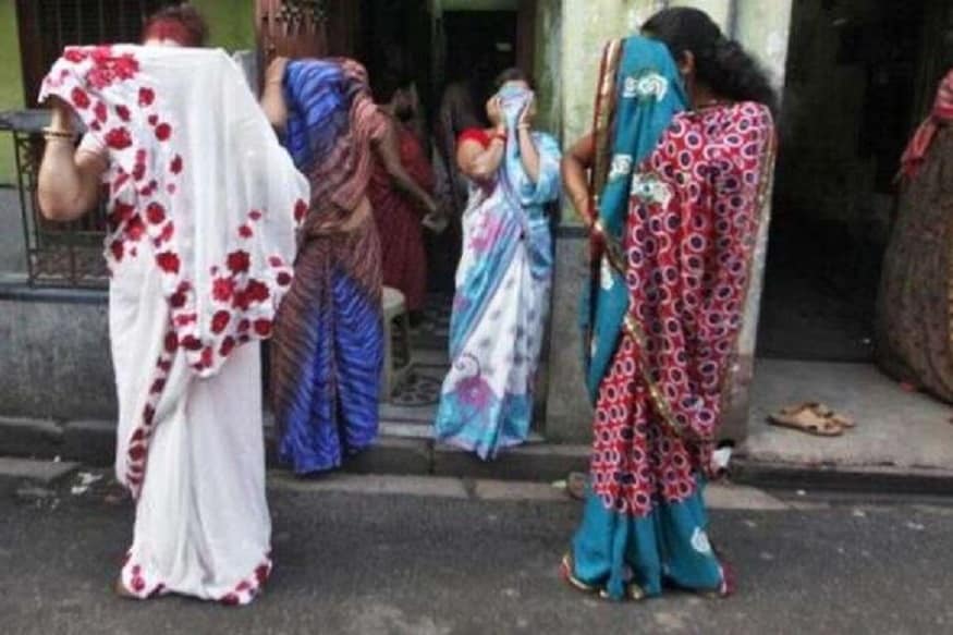 * করোনা আতঙ্কের মধ্যে অনেকদিনই বন্ধ হয়েছে খদ্দের আসা৷ তার ওপর লকডাউনে খাবার জোগাতেই হিমসিম খাচ্ছেন তারা৷ * করোনা আতঙ্কের মধ্যে অনেকদিনই বন্ধ হয়েছে খদ্দের আসা৷ তার ওপর লকডাউনে খাবার জোগাতেই হিমসিম খাচ্ছেন তারা৷