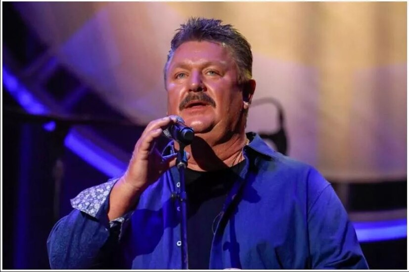 মার্কিন গায়ক জো ডিফি মারা যান করোনা ভাইরাসের আক্রমণে৷ গ্র্যামি পুরস্কারপ্রাপ্ত এই গায়কের চারটি বিয়ে থেকে সাত জন সন্তান রয়েছে৷ 