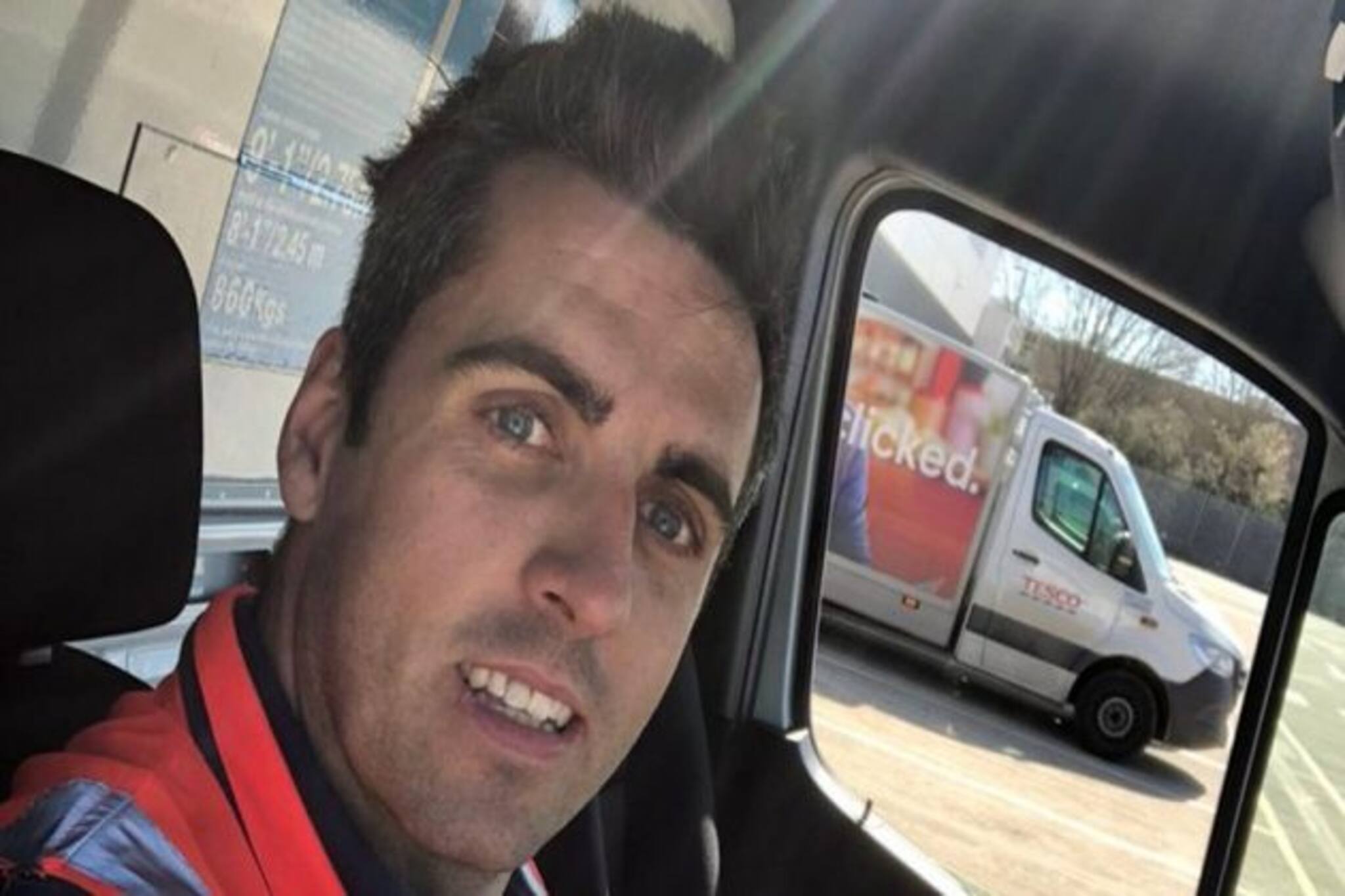 বেতনের ৫০ শতাংশ কাটা গিয়েছে ! উপায় না দেখে ট্রাকের স্টিয়ারিং ধরলেন পাইলট