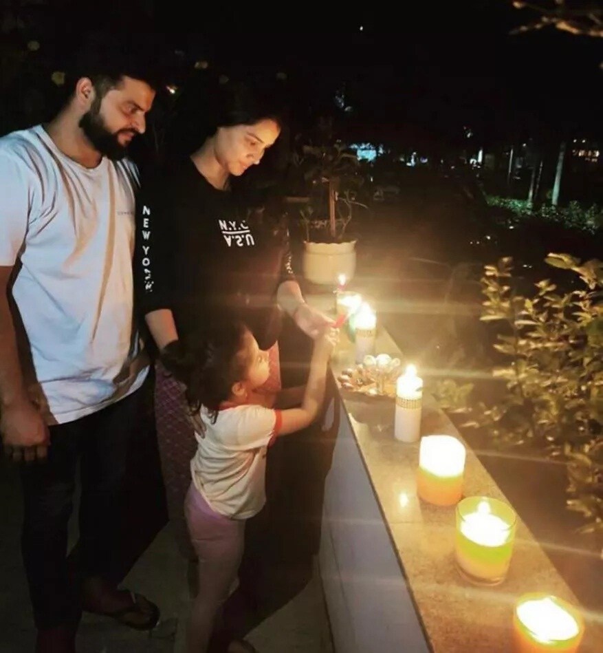 তবে দলের মধ্যে করোনা সংক্রমণ ছড়ানোতেই তিনি ফিরে এসেছেন কি না, সেই জল্পনাও উস্কে দিয়েছেন রায়না৷ ইঙ্গিতপূর্ণ ভাবে তিনি বলেছেন, 'আমার একটি পরিবার আছে৷ আর আমার যাতে কিছু না হয়, সেই বিষয়টি আমাকেই নিশ্চিত করতে হবে৷ আমার কাছে আমার পরিবারই সবথেকে গুরুত্বপূর্ণ৷ এই কঠিন সময়ে আমিও খুব দুশ্চিন্তায় রয়েছি৷ গত ২০ দিন ধরে আমি আমার সন্তানদের দেখিনি৷ দেশে ফিরলেও আমাকে কোয়ারেন্টাইনে থাকতে হচ্ছে৷File Photo তবে দলের মধ্যে করোনা সংক্রমণ ছড়ানোতেই তিনি ফিরে এসেছেন কি না, সেই জল্পনাও উস্কে দিয়েছেন রায়না৷ ইঙ্গিতপূর্ণ ভাবে তিনি বলেছেন, 'আমার একটি পরিবার আছে৷ আর আমার যাতে কিছু না হয়, সেই বিষয়টি আমাকেই নিশ্চিত করতে হবে৷ আমার কাছে আমার পরিবারই সবথেকে গুরুত্বপূর্ণ৷ এই কঠিন সময়ে আমিও খুব দুশ্চিন্তায় রয়েছি৷ গত ২০ দিন ধরে আমি আমার সন্তানদের দেখিনি৷ দেশে ফিরলেও আমাকে কোয়ারেন্টাইনে থাকতে হচ্ছে৷File Photo