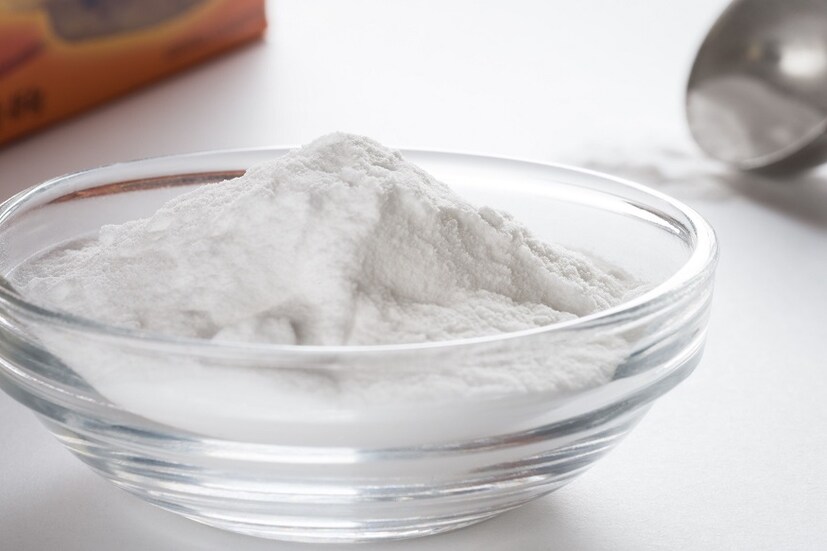 • বেকিং সোডা ব্যবহার করতে পারেন। চা বা কফির দাগ লেগে আছে যে জায়গাটিতে, সেখানটা ভিজিয়ে নিন গরম জলে। এক চামচ বেকিং সোডা দিন আর তারপর ঘসে দিন। যতক্ষণ পারবেন বেকিং সোডা ওখানে লাগিয়ে রাখুন। দাগ উঠে যাবে