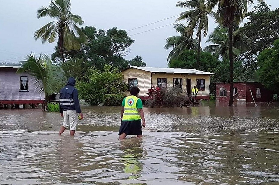 প্রশান্ত মহাসাগর থেকে উৎপন্ন ঘূর্ণিঝড় আছড়ে পড়ে ফিজিতে। মূলত ফিজির সলমন ও ভানুতু দ্বীপে তাণ্ডবলীলা চালায় ঝড়। প্রশান্ত মহাসাগর থেকে উৎপন্ন ঘূর্ণিঝড় আছড়ে পড়ে ফিজিতে। মূলত ফিজির সলমন ও ভানুতু দ্বীপে তাণ্ডবলীলা চালায় ঝড়।