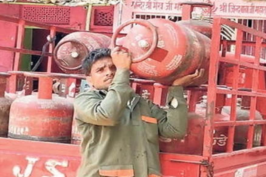 কীভাবে গরিব পরিবারগুলির কাছে শীঘ্রই বিনামূল্যের এই সিলিন্ডার পৌছে দেওয়া হবে তার ব্যবস্থা ও পদ্ধতি খতিয়ে দেখেন কেন্দ্রীয় মন্ত্রী ৷ কীভাবে গরিব পরিবারগুলির কাছে শীঘ্রই বিনামূল্যের এই সিলিন্ডার পৌছে দেওয়া হবে তার ব্যবস্থা ও পদ্ধতি খতিয়ে দেখেন কেন্দ্রীয় মন্ত্রী ৷