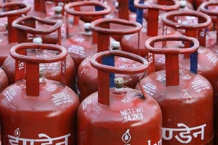 ১৪.২ কিলোগ্রামের তিনটি এলপিজি সিলিন্ডার প্রধানমন্ত্রী গরীব কল্যাণ যোজনায় বিনামূল্যে দেওয়া হবে ৷ এক মাসে একটি সিলিন্ডার দেওয়া হবে ৷ 