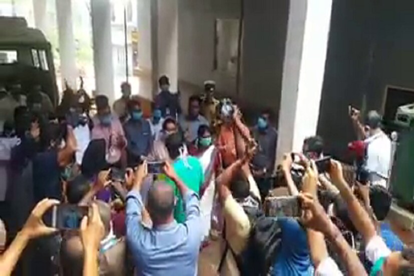 করতালিতে ভরিয়ে দিয়েছেন হাসপাতালের সবাই ৷ নিজস্ব ছবি ৷ নিজস্ব ছবি ৷ 