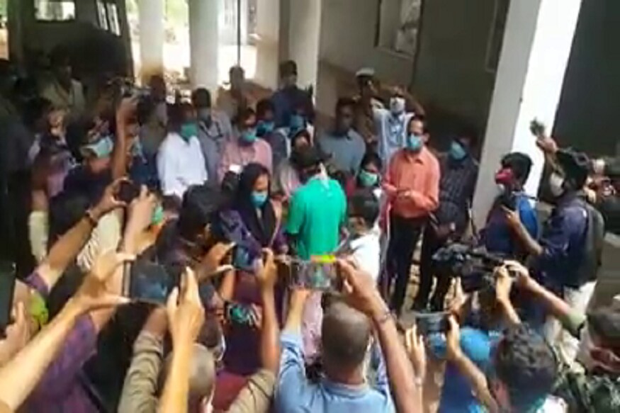 করোনা যুদ্ধে বড়সড় জয় ৷ দুই কোভিড- ১৯ আক্রান্ত রোগী চিকিৎসার পরে ছাড়া পেলেন হাসপাতাল থেকে ৷ নিজস্ব ছবি ৷ করোনা যুদ্ধে বড়সড় জয় ৷ দুই কোভিড- ১৯ আক্রান্ত রোগী চিকিৎসার পরে ছাড়া পেলেন হাসপাতাল থেকে ৷ নিজস্ব ছবি ৷