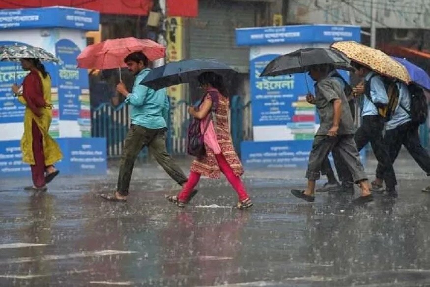 • মঙ্গল বুধ বৃহস্পতিবার ভালই বৃষ্টি হবে বঙ্গে। ভারি বৃষ্টির সম্ভবনা রয়েছে কলকাতা সহ দক্ষিণবঙ্গের বেশ কিছু জেলায়। আগামী ২৪ ঘণ্টায় রাজ্য জুড়ে তীব্র বৃষ্টির সম্ভবনা রয়েছে। একটি ঘূর্ণাবর্ত তৈরি হয়েছে অসম ও সংলগ্ন এলাকায়। তার থেকে নিম্নচাপ অক্ষরেখা গিয়েছে মধ্যপ্রদেশ পর্যন্ত। সেই অক্ষরেখার জেরেই প্রচুর জলীয় বাস্প ঢুকছে, আর তার জন্যই শুরু হয়েছে বৃষ্টি। • মঙ্গল বুধ বৃহস্পতিবার ভালই বৃষ্টি হবে বঙ্গে। ভারি বৃষ্টির সম্ভবনা রয়েছে কলকাতা সহ দক্ষিণবঙ্গের বেশ কিছু জেলায়। আগামী ২৪ ঘণ্টায় রাজ্য জুড়ে তীব্র বৃষ্টির সম্ভবনা রয়েছে। একটি ঘূর্ণাবর্ত তৈরি হয়েছে অসম ও সংলগ্ন এলাকায়। তার থেকে নিম্নচাপ অক্ষরেখা গিয়েছে মধ্যপ্রদেশ পর্যন্ত। সেই অক্ষরেখার জেরেই প্রচুর জলীয় বাস্প ঢুকছে, আর তার জন্যই শুরু হয়েছে বৃষ্টি।