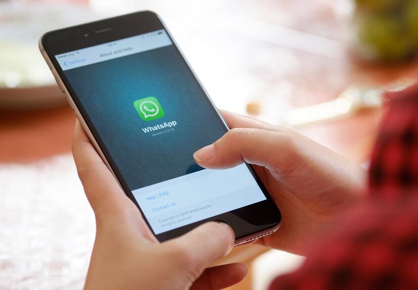 ইতিমধ্যেই Android বিটা ভার্সনে এই ফিচারের আপডেট পাঠিয়ে দিয়েছে WhatsApp। ইতিমধ্যেই Android বিটা ভার্সনে এই ফিচারের আপডেট পাঠিয়ে দিয়েছে WhatsApp। শীঘ্রই স্টেবেল ভার্সানেও পৌঁছে যেতে পারে এই ফিচার। WABetaInfo দাবি করছে যে নতুন আপডেট Android বিটা 2.20.163 ভার্সনের হাত ধরে এই ফিচারটি পৌঁছে যাচ্ছে। তো আপনি যদি বিটা টেষ্টার হন আর এখনও আপনি এই আপডেটটি পাননি তাহলে অ্যাপ আনইন্সটল করে ফের ইন্সটল করুন। শীঘ্রই স্টেবেল ভার্সানেও পৌঁছে যেতে পারে এই ফিচার। 