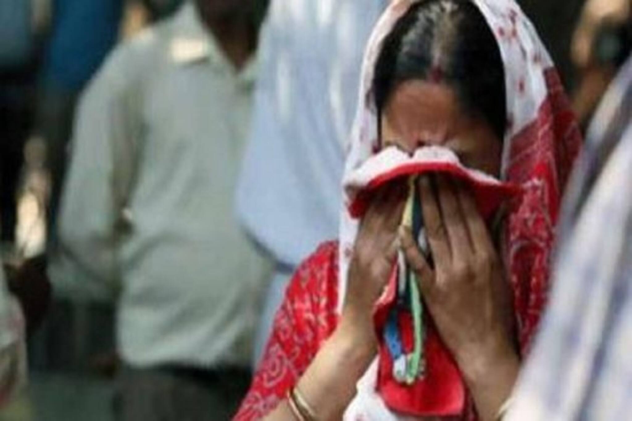 লকডাউন!সিঁথির সিঁদুর মুছে স্বামীর শেষকাজ করলেন স্ত্রী নিজেই,ভিডিওকলে দেখলেন ছেলে