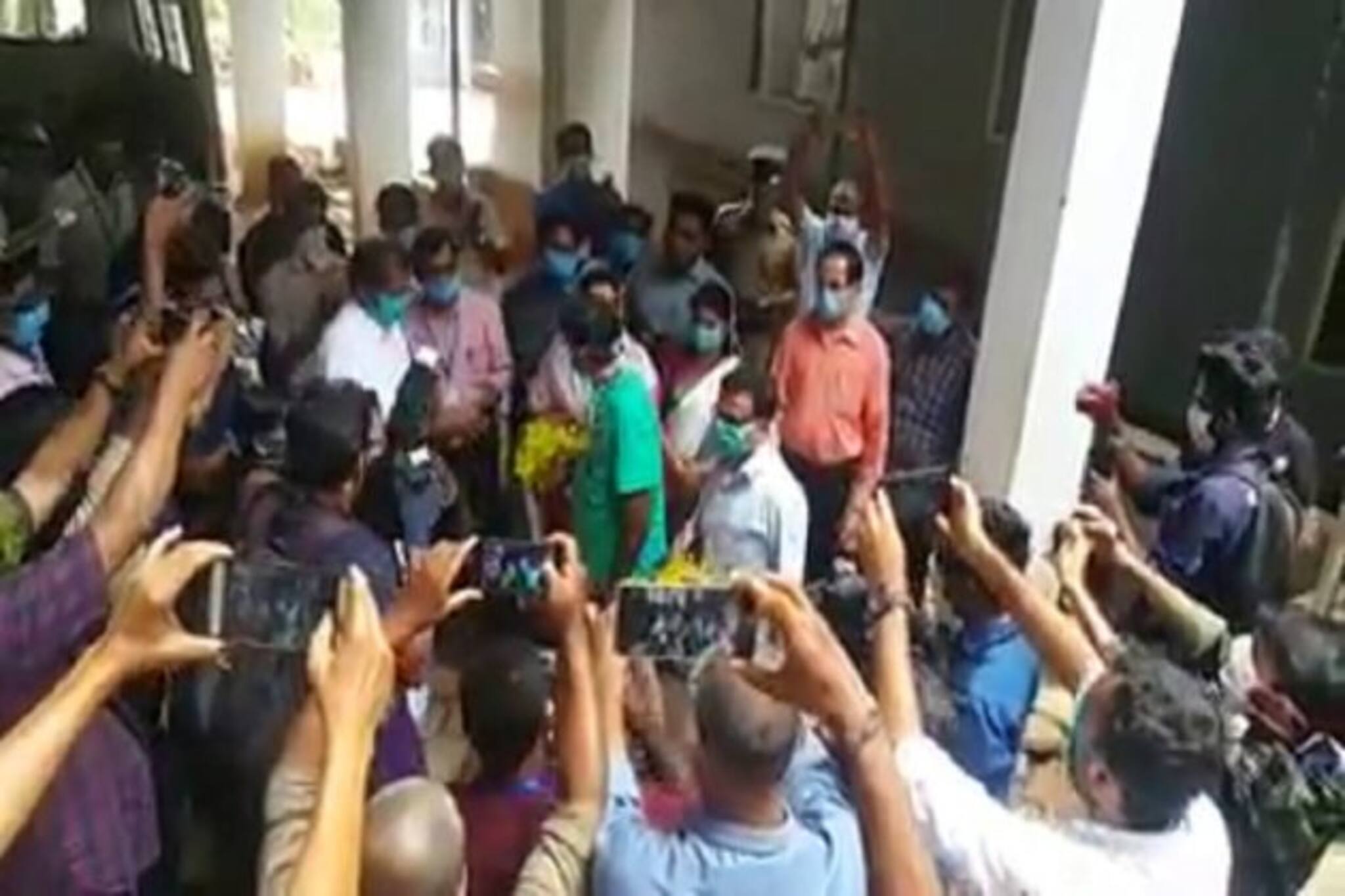 ফুল অভিনন্দন-শুভেচ্ছায় একাকার, সুস্থ হয়ে বাড়ি ফিরলেন দুই করোনা আক্রান্ত