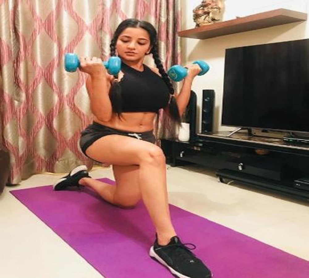 লকডাউনে গৃহবন্দি অবস্থায় শারীরিক কসরৎ করছেন ৷ মোনালিসা, সোশ্যাল মিডিয়ায় ঝড় তুলেছেন তিনি ৷ ছবি সৌজন্যে ইনস্টাগ্রাম ৷ লকডাউনে গৃহবন্দি অবস্থায় শারীরিক কসরৎ করছেন ৷ মোনালিসা, সোশ্যাল মিডিয়ায় ঝড় তুলেছেন তিনি ৷ ছবি সৌজন্যে ইনস্টাগ্রাম ৷