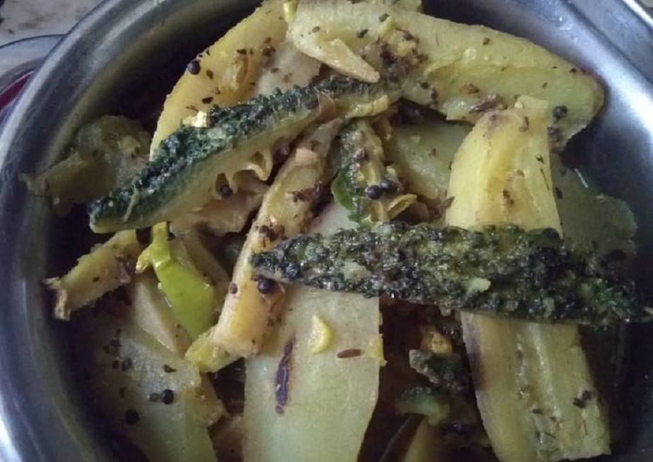 অল্প জল আর আধ কাপ দুধ দিয়ে ভাল করে নেড়ে নিন। ফুটে উঠলে সর্ষেবাটা দিন। স্বাদমতো নুন-চিনি, কাঁচালঙ্কা দিন। অল্প জল আর আধ কাপ দুধ দিয়ে ভাল করে নেড়ে নিন। ফুটে উঠলে সর্ষেবাটা দিন। স্বাদমতো নুন-চিনি, কাঁচালঙ্কা দিন।