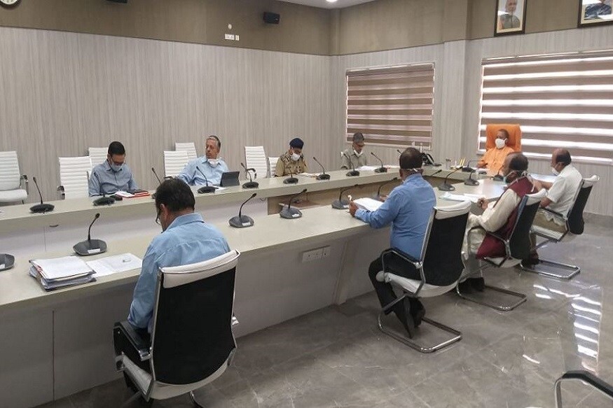 অন্যান্য রাজ্যের মুখ্যমন্ত্রীরাও পরেছেন মাস্ক৷ এর মাধ্যমে তারা বোঝাতে চাইছেন মাস্কের গুরুত্ব৷ লকডাউন ওঠার সিদ্ধান্ত হলেও মাস্ক পরা এখন মাস্ট বলেই জানিয়ে দিচ্ছেন প্রধানমন্ত্রী থেকে মুখ্যমন্ত্রীরা৷ অন্যান্য রাজ্যের মুখ্যমন্ত্রীরাও পরেছেন মাস্ক৷ এর মাধ্যমে তারা বোঝাতে চাইছেন মাস্কের গুরুত্ব৷ লকডাউন ওঠার সিদ্ধান্ত হলেও মাস্ক পরা এখন মাস্ট বলেই জানিয়ে দিচ্ছেন প্রধানমন্ত্রী থেকে মুখ্যমন্ত্রীরা৷