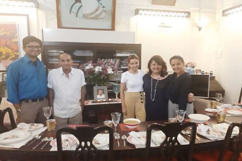 ▪️তিনি লিখেছেন যে দাদার শেষকৃত্য সম্পন্ন হবে বৃহস্পতিবার৷ তবে শ্রাদ্ধানুষ্ঠান হবে লকডাউন উঠে যাওয়ার পর৷ ৫ই মে সেই দিনটি ঠিক করেছেন তারা৷ খুব অল্প সংখ্যক মানুষই থাকবেন সেখানে৷  