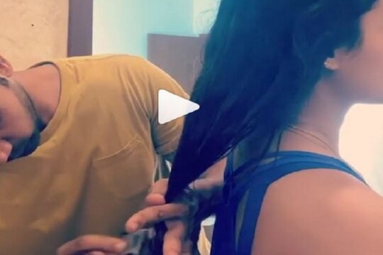 bollywood actor cuts girlfriend's hair
