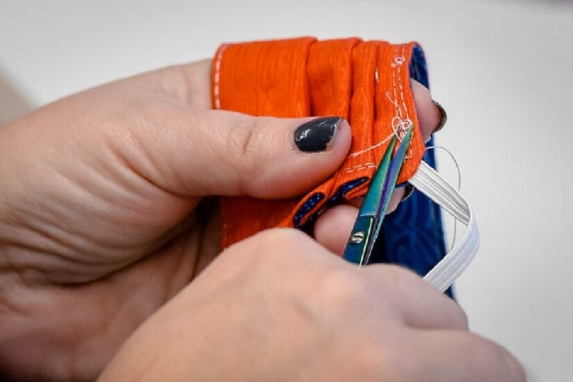 তারপর দুটি কাপড় একসঙ্গে রেখে সেলাই করুন৷ তারপর একটি সাইড ভাঁজ করুন৷ উপরের দিকে ইলাস্টিক রাবার ব্যান্ড লাগান৷ তারপর তা সেলাই করে নিন ধার বরাবর৷ অন্য সাইডেও একই ভাবে সেলাই করুন৷ 