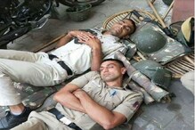 করোনা যোদ্ধাদের কুর্ণিশ, লম্বা ডিউটির মাঝে রাস্তাতেই ঘুমোচ্ছেন পুলিশকর্মীরা করোনা যোদ্ধাদের কুর্ণিশ, লম্বা ডিউটির মাঝে রাস্তাতেই ঘুমোচ্ছেন পুলিশকর্মীরা