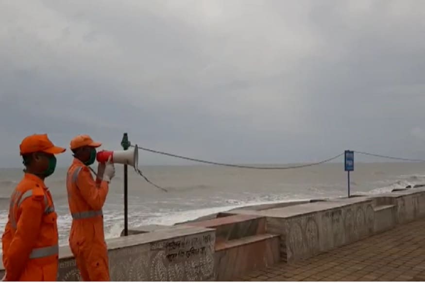 কোনও ভাবেই রাস্তায় বের হওয়া চলবে না এদিন দুপুর ১২ টার পরে। মুখ্যমন্ত্রীর অনুরোধ পরবর্তী নির্দেশ না পাওয়া পর্যন্ত বাড়ি থেকে বের হওয়া চলবে না। নিজস্ব চিত্র কোনও ভাবেই রাস্তায় বের হওয়া চলবে না এদিন দুপুর ১২ টার পরে। মুখ্যমন্ত্রীর অনুরোধ পরবর্তী নির্দেশ না পাওয়া পর্যন্ত বাড়ি থেকে বের হওয়া চলবে না। নিজস্ব চিত্র