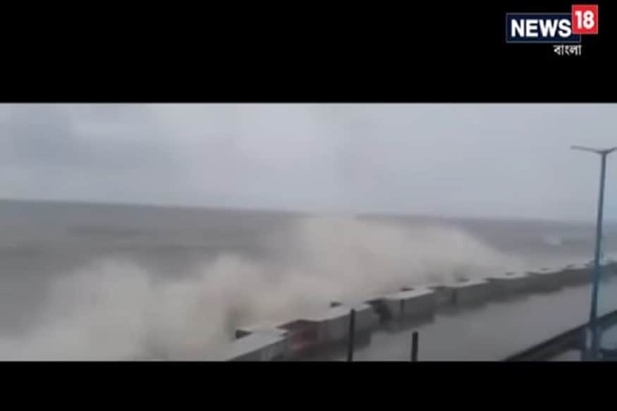 শুরু হয়ে গেল সুপার সাইক্লোন আমফানের ল্যান্ডফল । পূর্বাভাস মতই ঠিক দুপুর আড়াইটে নাগাদ উপকূলে আছড়ে পড়ল আমফান । দীঘার সমুদ্র সৈকতে উত্তাল হয়ে উঠেছে ঢেউ শুরু হয়ে গেল সুপার সাইক্লোন আমফানের ল্যান্ডফল । পূর্বাভাস মতই ঠিক দুপুর আড়াইটে নাগাদ উপকূলে আছড়ে পড়ল আমফান । দীঘার সমুদ্র সৈকতে উত্তাল হয়ে উঠেছে ঢেউ