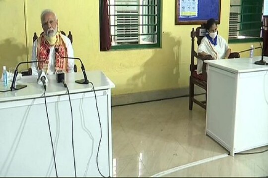 বসিরহাটে মুখ্যমন্ত্রীর সঙ্গে প্রধানমন্ত্রী৷ PHOTO- ANI