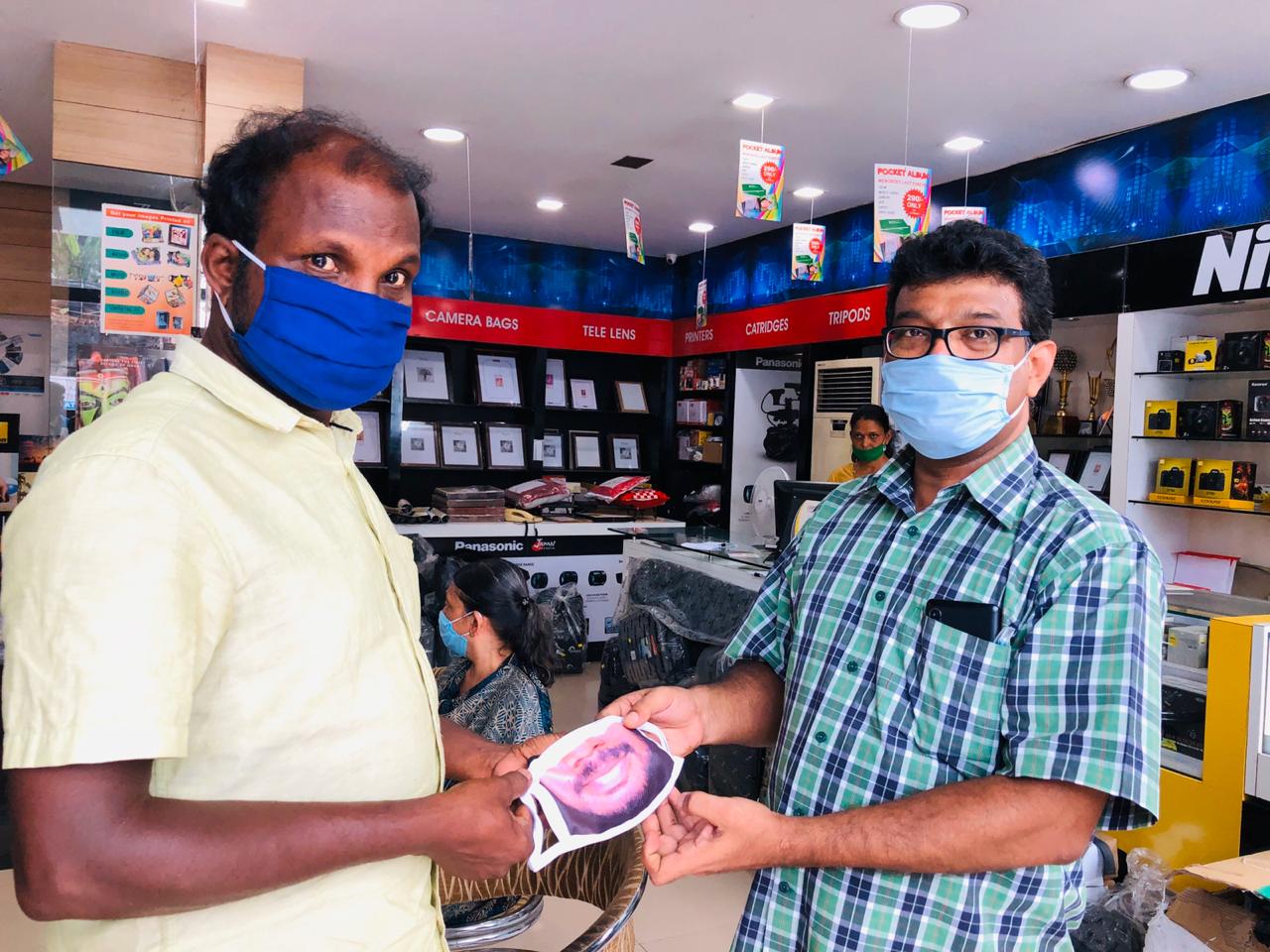 এর সমাধান বের করে ফেলল কেরালার এক ফটো স্টুডিও ৷ কোট্টায়ামের এই ফটো স্টুডিও তৈরি করতে শুরু করল একেবারে কাস্টোমাইজ মাস্ক অর্থাৎ মুখোশ হবে একেবারে আপনার মুখের মতো ৷ এর সমাধান বের করে ফেলল কেরালার এক ফটো স্টুডিও ৷ কোট্টায়ামের এই ফটো স্টুডিও তৈরি করতে শুরু করল একেবারে কাস্টোমাইজ মাস্ক অর্থাৎ মুখোশ হবে একেবারে আপনার মুখের মতো ৷