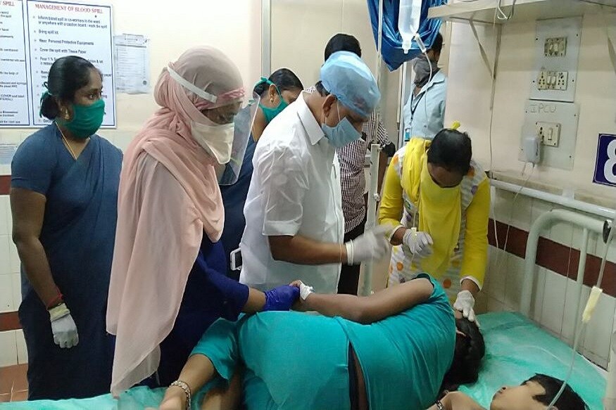 ভোপাল গ্যাস দুর্ঘটনার কালো স্মৃতি ফিরিয়ে আনল বিশাখাপত্তনমে ভেঙ্কটপুরমে এলজি পলিমার্স ইন্ডাস্ট্রির কারখানায় গ্যাস লিকের ঘটনা।ইতিমধ্যেই মৃত্যু হয়েছে ৮ জনের। হসপাতালে ভর্তি অন্তত ২০০ জন। ছবি-news18 ভোপাল গ্যাস দুর্ঘটনার কালো স্মৃতি ফিরিয়ে আনল বিশাখাপত্তনমে ভেঙ্কটপুরমে এলজি পলিমার্স ইন্ডাস্ট্রির কারখানায় গ্যাস লিকের ঘটনা।ইতিমধ্যেই মৃত্যু হয়েছে ৮ জনের। হসপাতালে ভর্তি অন্তত ২০০ জন। ছবি-news18