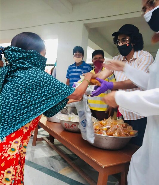 সমাজিক দূরত্ব বজায় রেখে নিজের হাতে খাবার পরিবেশন করেন ঋদ্ধি সেন ও কৌশিক সেন।