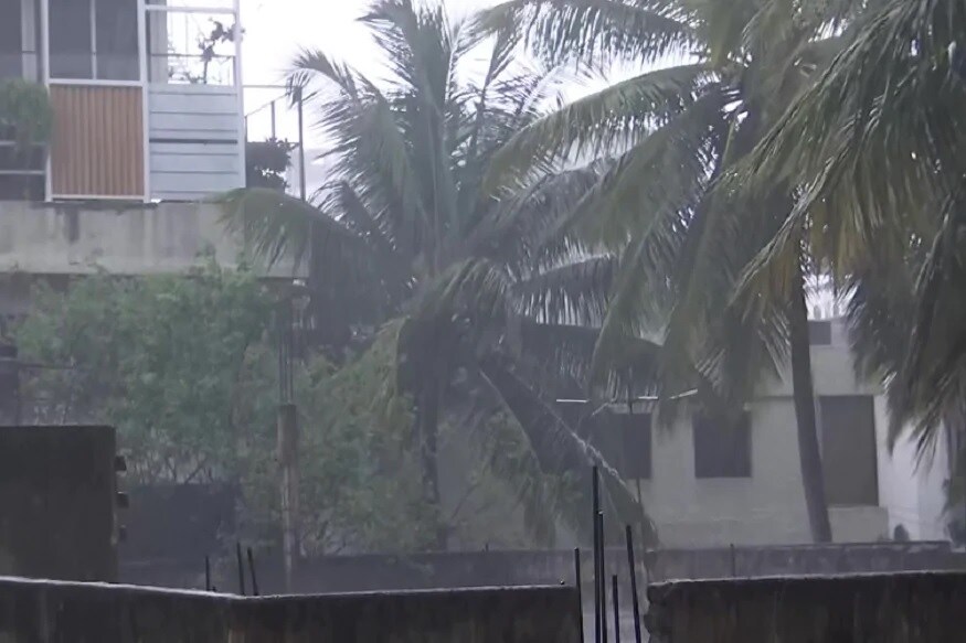 আবহবিদদের অনুমান, দক্ষিণ কর্ণাটক ও উপকূলবর্তী অঞ্চলে এই ঝড়বৃষ্টি চলবে গোটা সপ্তাহ জুড়ে। ইতিমধ্যেই ঝোড়ো হাওয়া বইতে শুরু হয়েছে ৩০-৪০ কিলোমিটার বেগে। আবহবিদদের অনুমান, দক্ষিণ কর্ণাটক ও উপকূলবর্তী অঞ্চলে এই ঝড়বৃষ্টি চলবে গোটা সপ্তাহ জুড়ে। ইতিমধ্যেই ঝোড়ো হাওয়া বইতে শুরু হয়েছে ৩০-৪০ কিলোমিটার বেগে।