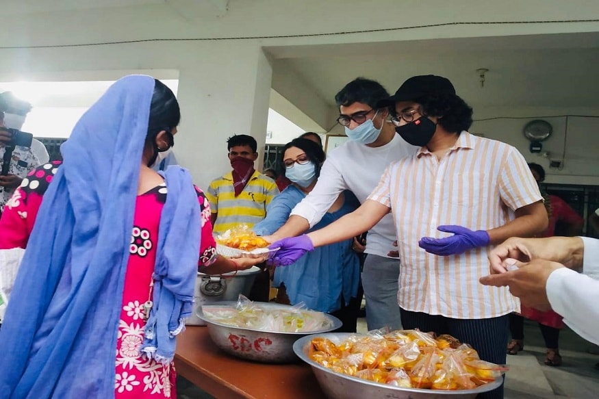 করোনা তার বিস্তার দিন দিন বাড়িয়েই চলেছে, তার মধ্যেই থাবা বসালো আমফান। সাধারণ মানুষের ভোগান্তি চরমে। দু বেলা দু মুঠো খেতে পাচ্ছেন না অনেকেই। এমনই কিছু মানুষের পাশে দাঁড়ালেন ঋদ্ধি সেন ও তাঁর মা রেশমি সেন এবং বাবা কৌশিক সেন। করোনা তার বিস্তার দিন দিন বাড়িয়েই চলেছে, তার মধ্যেই থাবা বসালো আমফান। সাধারণ মানুষের ভোগান্তি চরমে। দু বেলা দু মুঠো খেতে পাচ্ছেন না অনেকেই। এমনই কিছু মানুষের পাশে দাঁড়ালেন ঋদ্ধি সেন ও তাঁর মা রেশমি সেন এবং বাবা কৌশিক সেন।