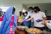 অসহায় মানুষদের পাশে ঋদ্ধি সেন ও তাঁর পরিবার