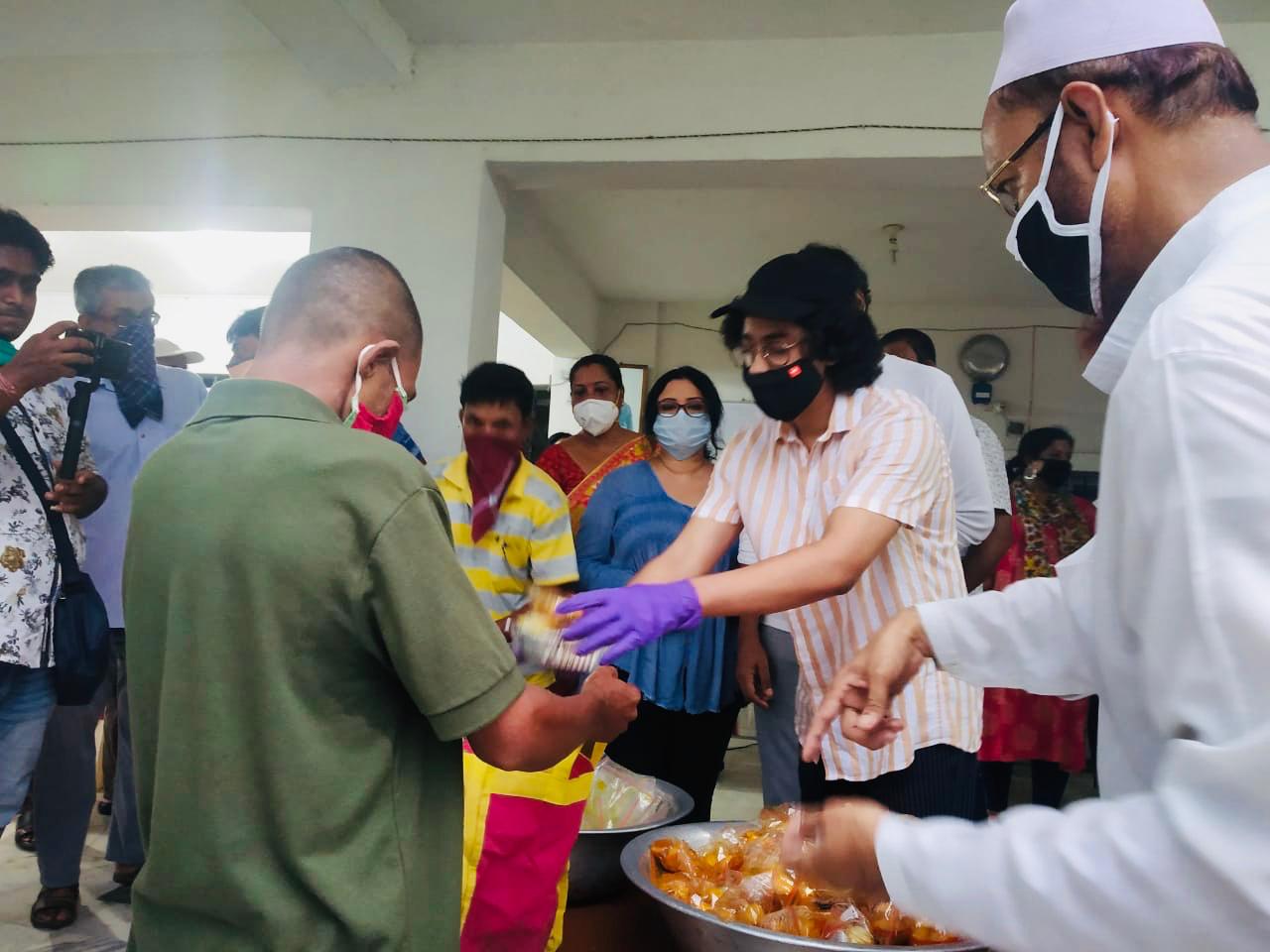 মধ্যগ্রাম অ্যাসোসিয়েশন ফর সোশ্যাল সার্ভিস-এর সঙ্গে হাত মিলিয়ে হতভাগ্য মানুষদের পাশে দাঁড়ান ঋদ্ধি সেন ও কৌশিক সেন।৭০০ জনকে খাওয়ানোর ব্যবস্থা করেন ঋদ্ধি ও তাঁর পরিবার। মধ্যগ্রাম অ্যাসোসিয়েশন ফর সোশ্যাল সার্ভিস-এর সঙ্গে হাত মিলিয়ে হতভাগ্য মানুষদের পাশে দাঁড়ান ঋদ্ধি সেন ও কৌশিক সেন।৭০০ জনকে খাওয়ানোর ব্যবস্থা করেন ঋদ্ধি ও তাঁর পরিবার।