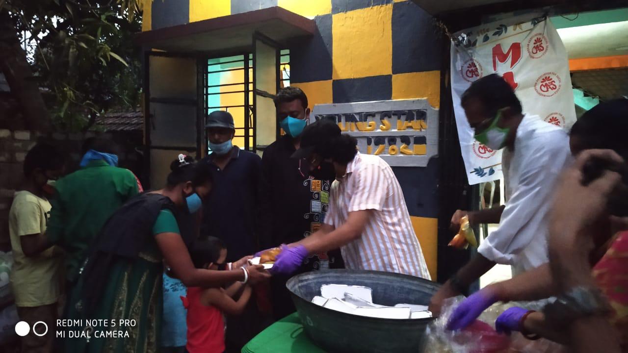 যাঁদের কাছে রেশন কার্ড নেই, এমন দরিদ্র মানুষদের খাওয়ালেন ঋদ্ধি ও তাঁর পরিবার।রবিবার স্বপরিবারে মধ্যমগ্রামে গিয়ে পীড়িত মানুষদের পাশে দাঁড়ান ঋদ্ধি ও তাঁর পরিবার। যাঁদের কাছে রেশন কার্ড নেই, এমন দরিদ্র মানুষদের খাওয়ালেন ঋদ্ধি ও তাঁর পরিবার।রবিবার স্বপরিবারে মধ্যমগ্রামে গিয়ে পীড়িত মানুষদের পাশে দাঁড়ান ঋদ্ধি ও তাঁর পরিবার।
