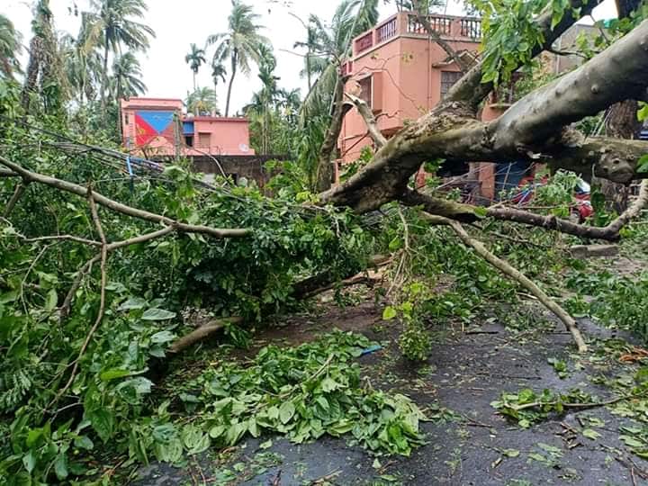 আমফানের তাণ্ডবে রাতভোর হিঙ্গলগঞ্জ হাসনাবাদ রোডে আটকে থাকার পর সকালে উদ্ধারে আসে জেসিপি । হিঙ্গলগঞ্জ-হাসনাবাদ রোডে প্রায় এক হাজার গাছ রাস্তার উপর পড়ে রয়েছে ৷ ফলে পুরোপুরি যোগাযোগ ব্যবস্থা বন্ধ রাখা রয়েছে ৷ কোনওরকম সরকারি সাহায্য হিঙ্গলগঞ্জে ঢুকতে পারছে না । ইছামতী, রায়মঙ্গল, কালিন্দী নদীর একাধিক যায়গায় নদী বাঁধে ফাটল দেখা দিয়েছে ৷ প্রচুর কাঁচা বাড়ি ভেঙেছে ৷ গৃহহীন হয়ে পড়েছেন কয়েক হাজার মানুষ। Representational Image আমফানের তাণ্ডবে রাতভোর হিঙ্গলগঞ্জ হাসনাবাদ রোডে আটকে থাকার পর সকালে উদ্ধারে আসে জেসিপি । হিঙ্গলগঞ্জ-হাসনাবাদ রোডে প্রায় এক হাজার গাছ রাস্তার উপর পড়ে রয়েছে ৷ ফলে পুরোপুরি যোগাযোগ ব্যবস্থা বন্ধ রাখা রয়েছে ৷ কোনওরকম সরকারি সাহায্য হিঙ্গলগঞ্জে ঢুকতে পারছে না । ইছামতী, রায়মঙ্গল, কালিন্দী নদীর একাধিক যায়গায় নদী বাঁধে ফাটল দেখা দিয়েছে ৷ প্রচুর কাঁচা বাড়ি ভেঙেছে ৷ গৃহহীন হয়ে পড়েছেন কয়েক হাজার মানুষ। Representational Image