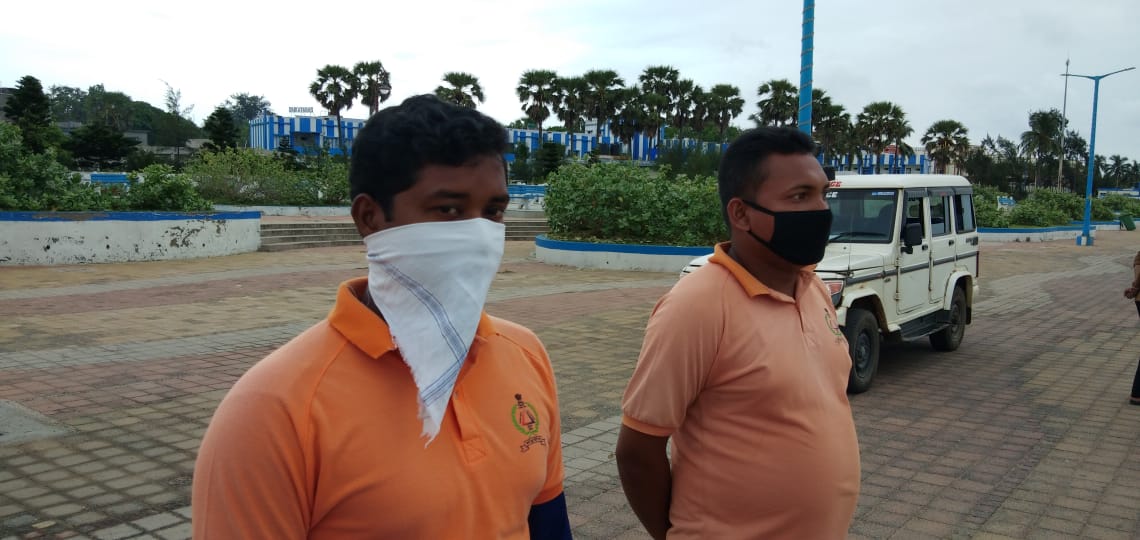 আমফানের জন্য আগেভাগেই সতর্ক রাজ্যের বিদ্যুৎ দফতর ৷ রক্ষণাবেক্ষণের জন্য কর্মীরা সবসময় প্রস্তুত ৷বড় ও ছোট সিঁড়ি তৈরি রাখা হয়েছে ৷ সব ডিভিশনে ট্রান্সফরমার ও ডিজেল সেটথাকছে ৷ হাসপাতালে বিদ্যুৎ বিপর্যয় এড়াতে ব্যবস্থা নেওয়া হচ্ছে ৷ বিদ্যুৎ ভবনে ২৪ ঘণ্টার অফিসার, কর্মী মোতায়েন করা হয়েছে ৷ বিদ্যুৎ দফতরের ২৪ ঘণ্টার হেল্পলাইন চালু৷ বিদ্যুৎ দফতরের হেল্পলাইন নম্বর হল 7449300840 ও 9433564184 ৷ আমফানের জন্য আগেভাগেই সতর্ক রাজ্যের বিদ্যুৎ দফতর ৷ রক্ষণাবেক্ষণের জন্য কর্মীরা সবসময় প্রস্তুত ৷বড় ও ছোট সিঁড়ি তৈরি রাখা হয়েছে ৷ সব ডিভিশনে ট্রান্সফরমার ও ডিজেল সেটথাকছে ৷ হাসপাতালে বিদ্যুৎ বিপর্যয় এড়াতে ব্যবস্থা নেওয়া হচ্ছে ৷ বিদ্যুৎ ভবনে ২৪ ঘণ্টার অফিসার, কর্মী মোতায়েন করা হয়েছে ৷ বিদ্যুৎ দফতরের ২৪ ঘণ্টার হেল্পলাইন চালু৷ বিদ্যুৎ দফতরের হেল্পলাইন নম্বর হল 7449300840 ও 9433564184 ৷