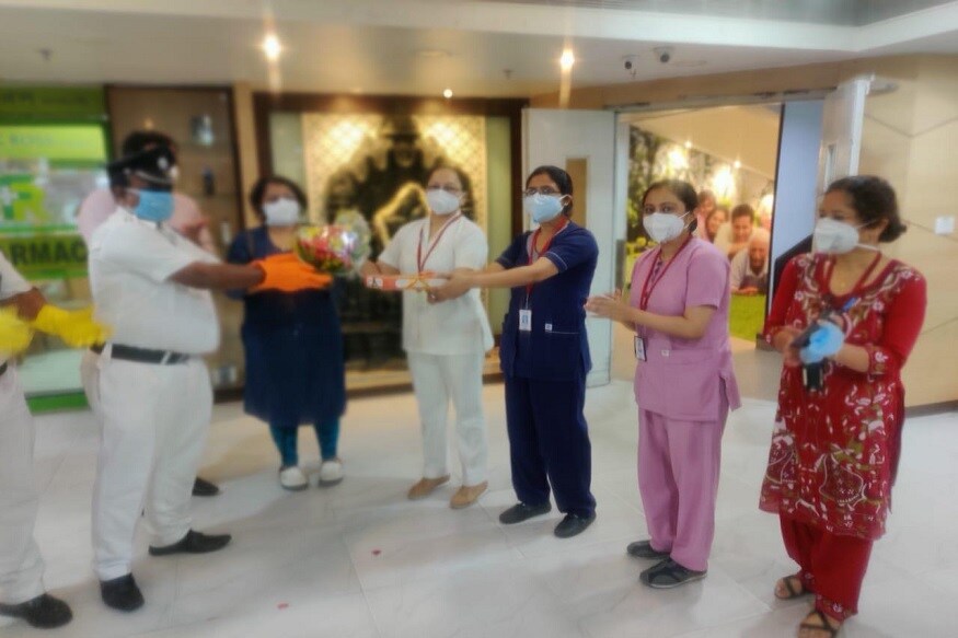ঢাকুরিয়া আমরি হাসপাতালে নার্সিং ইনচার্জ সুবিনী থমাস জানান, 'নার্সরাও রক্ত মাংসের মানুষ। তাদেরও পরিবার-পরিজন রয়েছে।বহু প্রতিকুলতাকে দূরে সরিয়ে অনেক কষ্ট করে প্রত্যেককে কাজ করতে হচ্ছে তবে এই সমাজেরই কতিপয় মানুষ মাঝেমধ্যেই সে জিনিসটা ভুলে যান। অনেক ক্ষেত্রেই এই প্রাণঘাতী করোনা মোকাবিলায় রাজ্যের বহু হেনস্থা অপমানের শিকার হতে হয়েছে সে দিক থেকে আজকের দিনটি আমাদের কাছে স্মরণীয় হয়ে থাকবে পুলিশের পক্ষ থেকে এই সম্মান আমাদের কাছে অত্যন্ত গর্বের।' ঢাকুরিয়া আমরি হাসপাতালে নার্সিং ইনচার্জ সুবিনী থমাস জানান, 'নার্সরাও রক্ত মাংসের মানুষ। তাদেরও পরিবার-পরিজন রয়েছে।বহু প্রতিকুলতাকে দূরে সরিয়ে অনেক কষ্ট করে প্রত্যেককে কাজ করতে হচ্ছে তবে এই সমাজেরই কতিপয় মানুষ মাঝেমধ্যেই সে জিনিসটা ভুলে যান। অনেক ক্ষেত্রেই এই প্রাণঘাতী করোনা মোকাবিলায় রাজ্যের বহু হেনস্থা অপমানের শিকার হতে হয়েছে সে দিক থেকে আজকের দিনটি আমাদের কাছে স্মরণীয় হয়ে থাকবে পুলিশের পক্ষ থেকে এই সম্মান আমাদের কাছে অত্যন্ত গর্বের।'