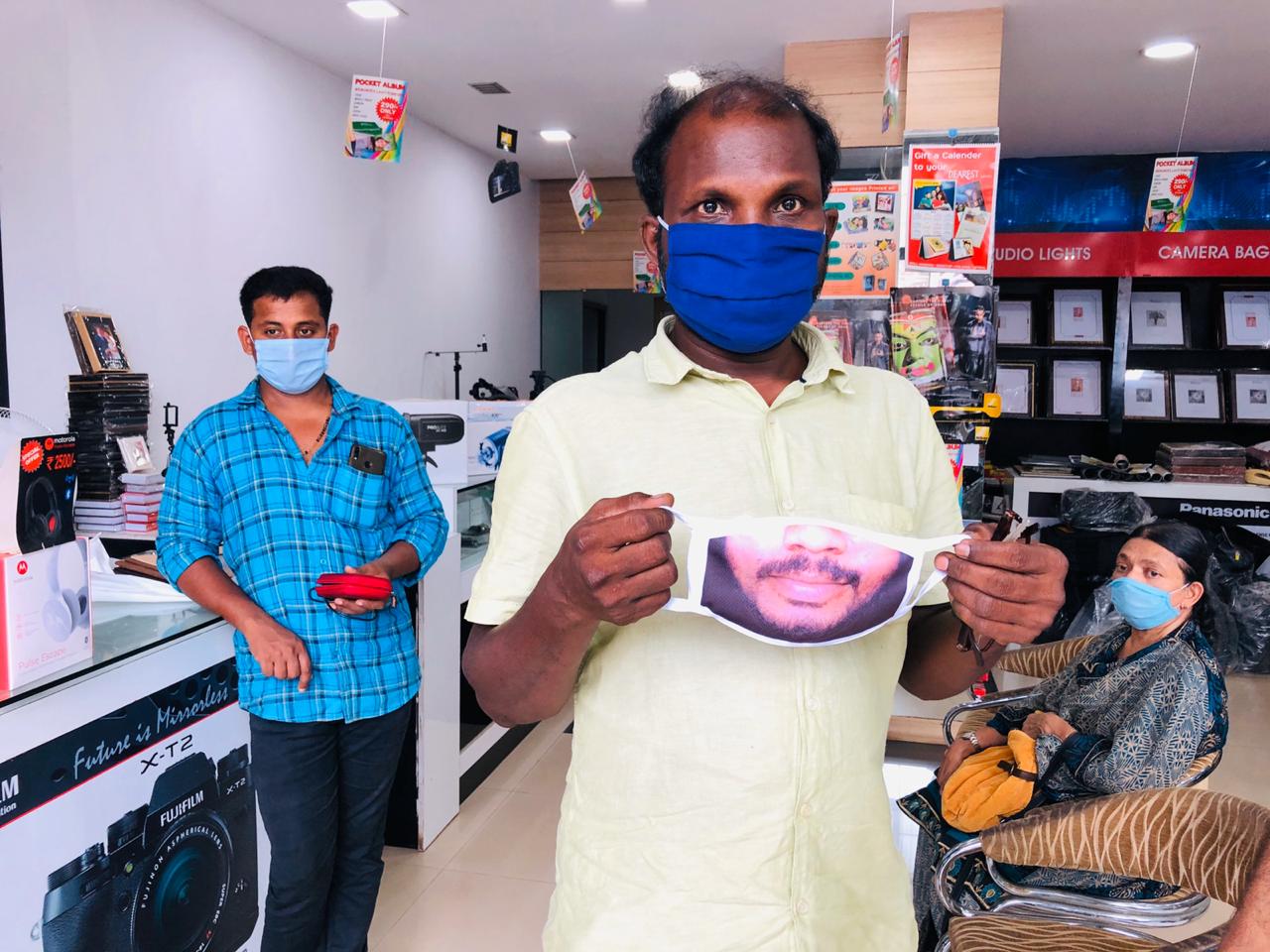 এই নতুন রকমের মুখোশ তৈরির জন্য লাগবে আপনার একটা পাসপোর্ট সাইজ ফটো ৷ যা দিয়েই মুখোশে ছাপা হয়ে যাবে আপনার মুখের ঠোঁট ও চিবুকের অংশ৷ যা পড়লেই মুখোশের মধ্যে দিয়েই স্পষ্ট হয়ে আসবে আপনার মুখ ৷ এই নতুন রকমের মুখোশ তৈরির জন্য লাগবে আপনার একটা পাসপোর্ট সাইজ ফটো ৷ যা দিয়েই মুখোশে ছাপা হয়ে যাবে আপনার মুখের ঠোঁট ও চিবুকের অংশ৷ যা পড়লেই মুখোশের মধ্যে দিয়েই স্পষ্ট হয়ে আসবে আপনার মুখ ৷