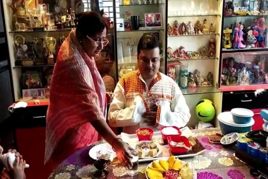 প্রতিবারের মতো এলাহি আয়োজন নেই। তবে জামাইয়ের মঙ্গল কামনা করে ছোট ভাবেই এই অনুষ্ঠান পালন করলেন বিশ্বনাথের শাশুড়ি মা। প্রতিবারের মতো এলাহি আয়োজন নেই। তবে জামাইয়ের মঙ্গল কামনা করে ছোট ভাবেই এই অনুষ্ঠান পালন করলেন বিশ্বনাথের শাশুড়ি মা।