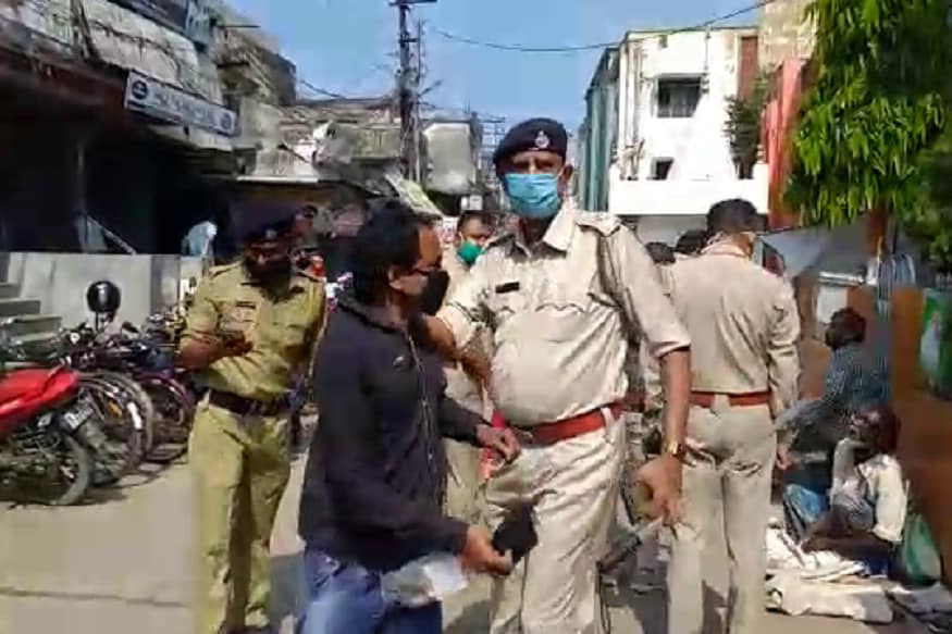 দেশজুড়ে লকডাউন ফোর। সন্ধে সাতটা থেকে সকাল সাতটা কার্ফু জারির নির্দেশ দিয়েছে স্বরাষ্ট্রমন্ত্রক। রাজ্যে লকডাউনে কার্ফু নয়। তবে কড়াকড়ি থাকবে। অকারণে বাইরে বেরোলেই কড়া ব্যবস্থা নেবে পুলিশ। সতর্ক করেছেন মুখ্যমন্ত্রী মমতা বন্দ্যোপাধ্যায়। দেশজুড়ে লকডাউন ফোর। সন্ধে সাতটা থেকে সকাল সাতটা কার্ফু জারির নির্দেশ দিয়েছে স্বরাষ্ট্রমন্ত্রক। রাজ্যে লকডাউনে কার্ফু নয়। তবে কড়াকড়ি থাকবে। অকারণে বাইরে বেরোলেই কড়া ব্যবস্থা নেবে পুলিশ। সতর্ক করেছেন মুখ্যমন্ত্রী মমতা বন্দ্যোপাধ্যায়।