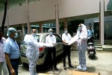 করোনা বীরদের হাতে পিপিই কিট তুলে দিল শিলিগুড়ির একটি বেসরকারী শিক্ষা প্রতিষ্ঠান করোনা বীরদের হাতে পিপিই কিট তুলে দিল শিলিগুড়ির একটি বেসরকারী শিক্ষা প্রতিষ্ঠান